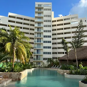 https://calypso-hotel-cancun.quintano-roohotels.com